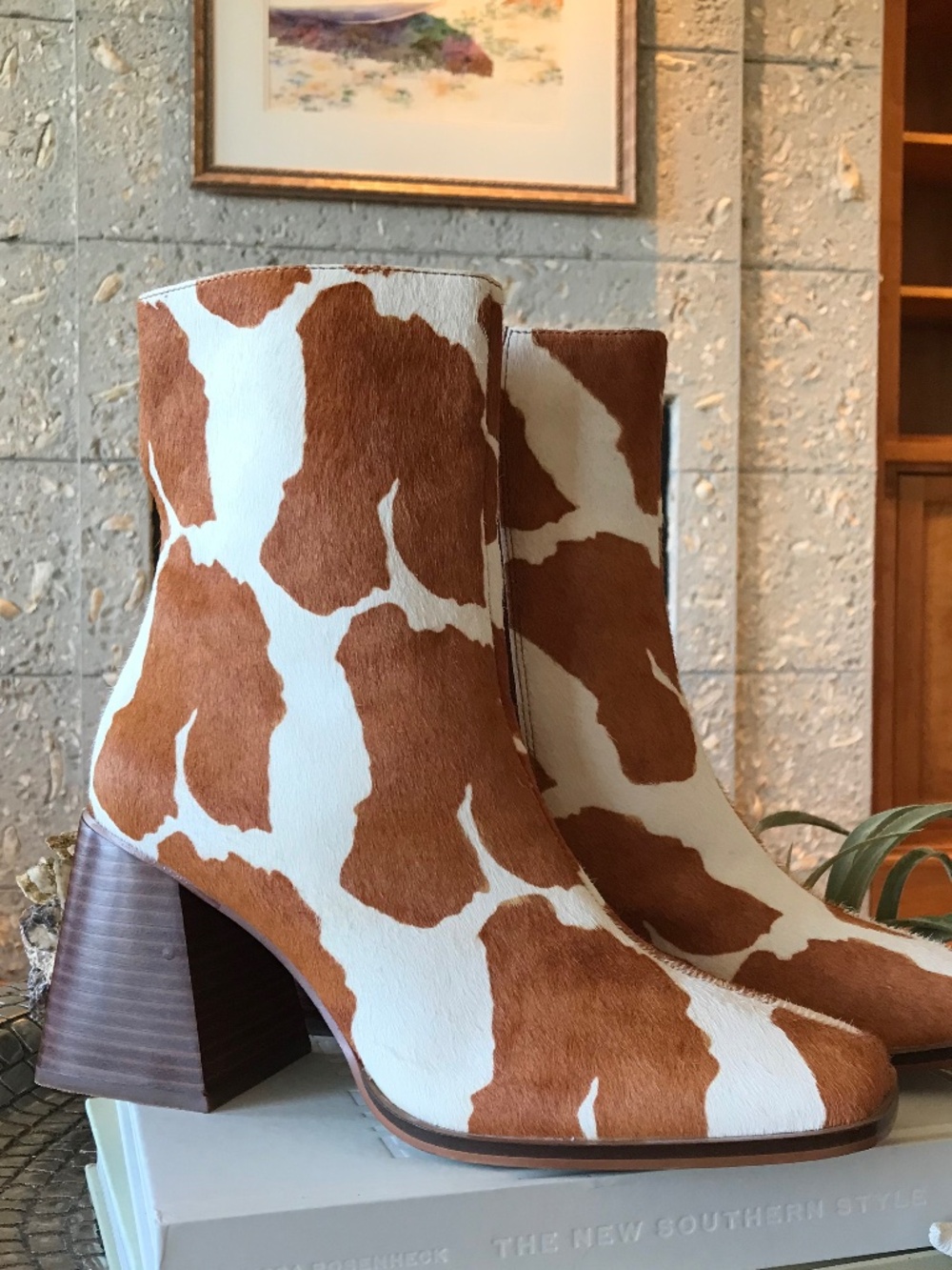 🆕 MODERN COWGIRL STEVE MADDEN COW PRINT HAIR STATEMENT BOOTS